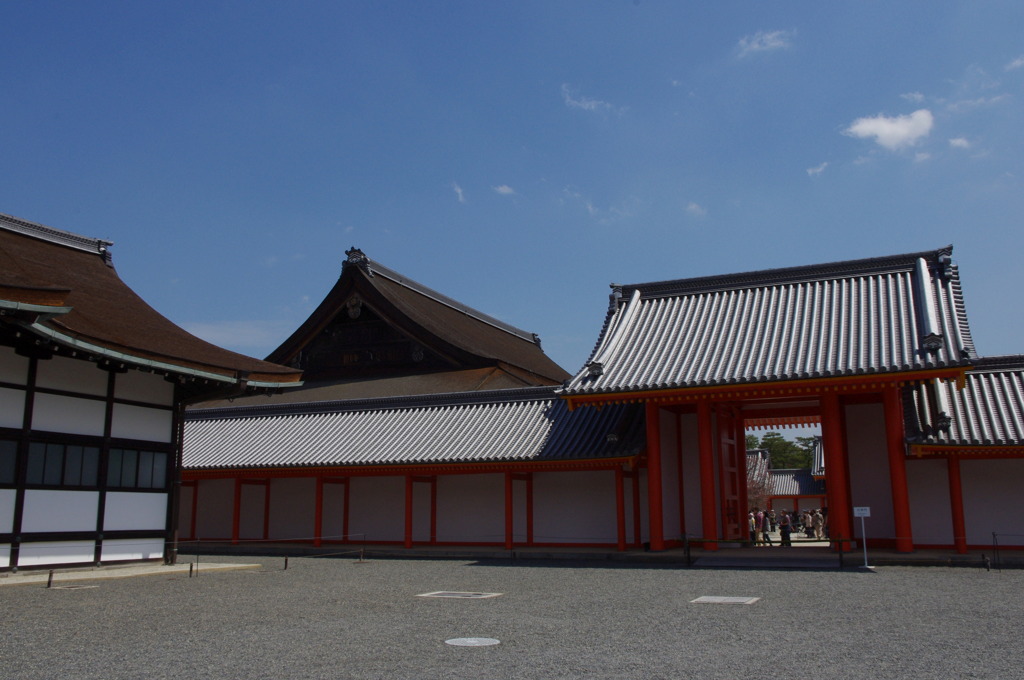 京都御所の中庭で