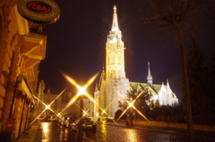 雨上がりの街と夜のマーチャーシュ教会