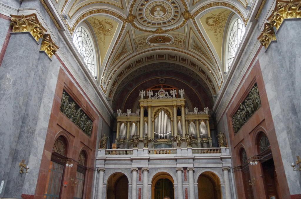 エステルゴム大聖堂内で３