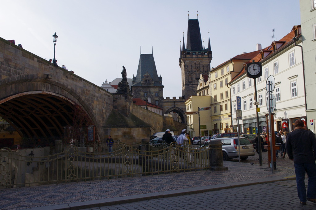 プラハのカレル橋袂で