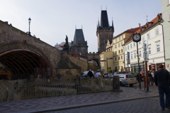 プラハのカレル橋袂で