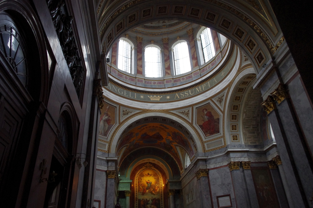 エステルゴム大聖堂内で７