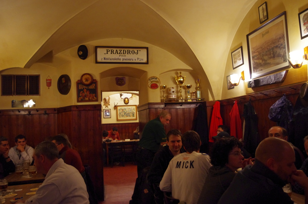 ビールを飲んで歓談する地元の人たち