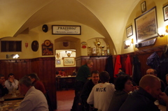 ビールを飲んで歓談する地元の人たち