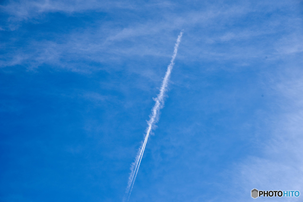 秋の碧空に一筋の雲