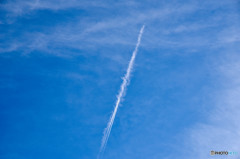 秋の碧空に一筋の雲