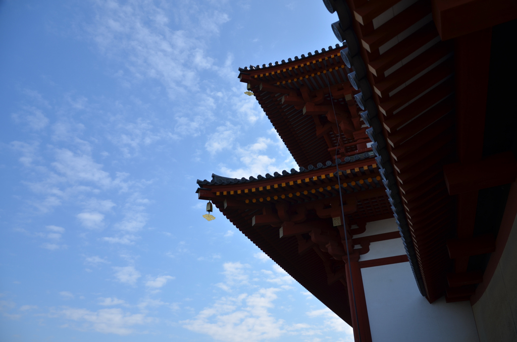 大屋根と秋の空