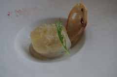 食前のお愉しみ 　玉葱のムースにジュレを添えて