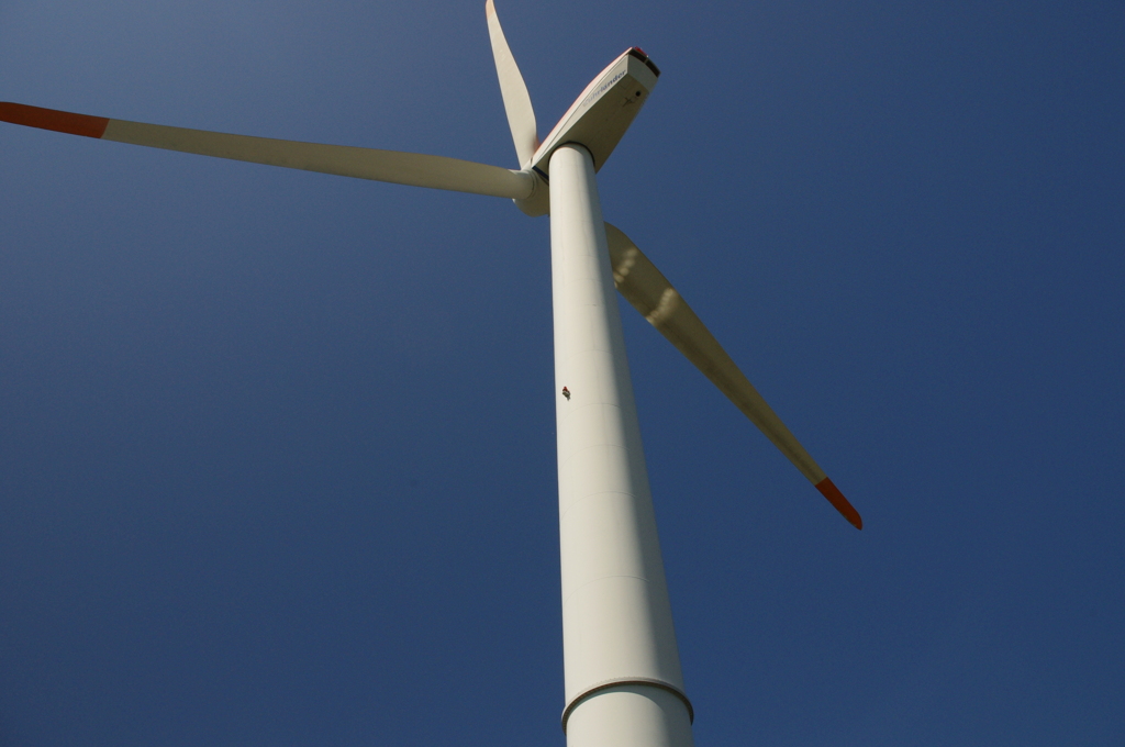 秋空と風力発電機