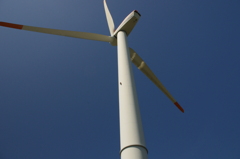 秋空と風力発電機