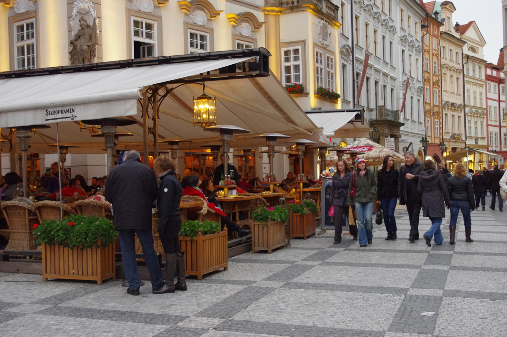 買い物を楽しむ人たち