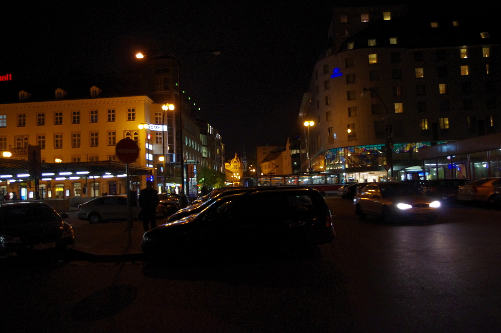 日が暮れたプラハ駅前で