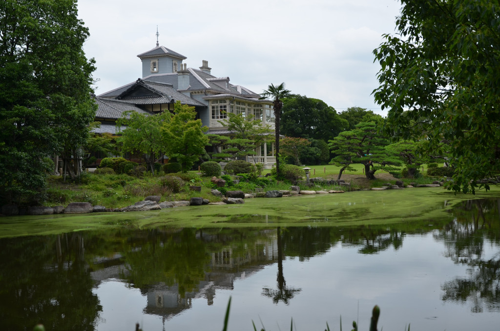 池に映る洋館