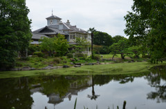 池に映る洋館