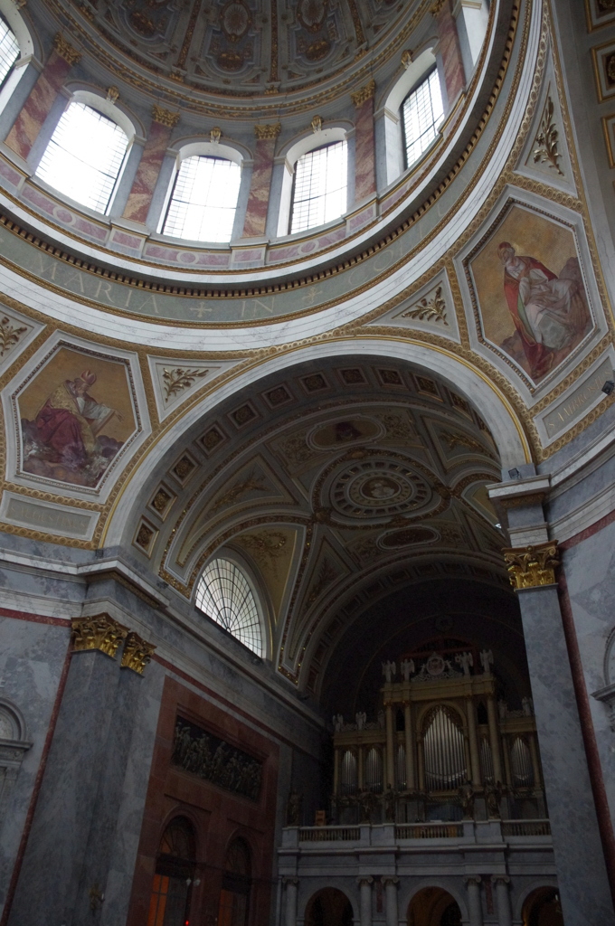 エステルゴム大聖堂内で５