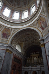 エステルゴム大聖堂内で５