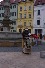 広場の大道芸人