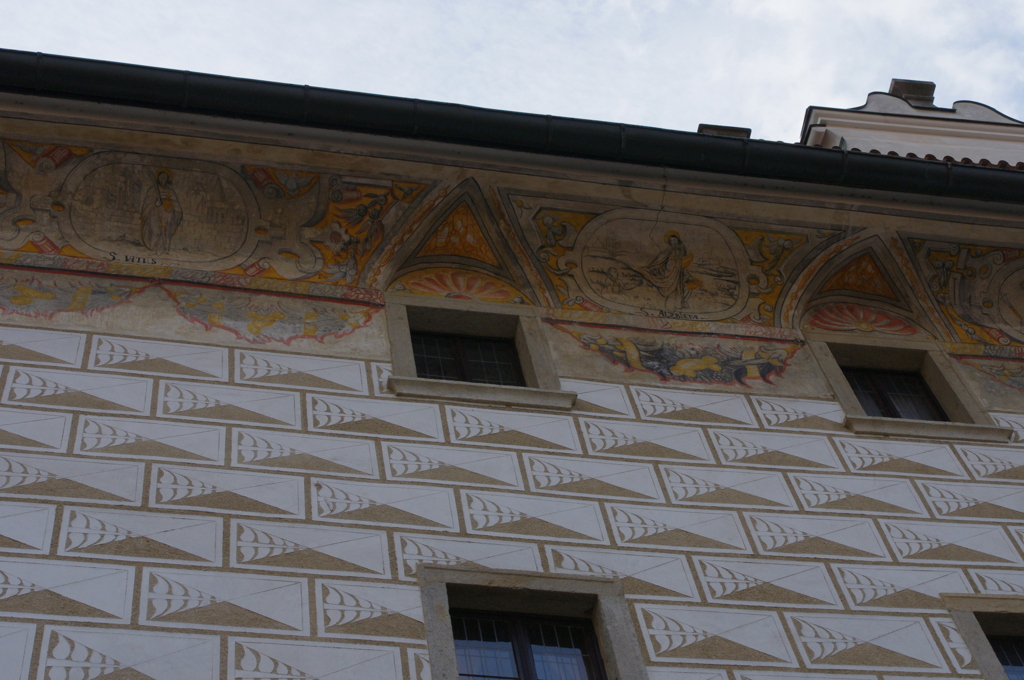 立体的に描かれた壁面の装飾