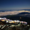 夜景と夜空と登山者