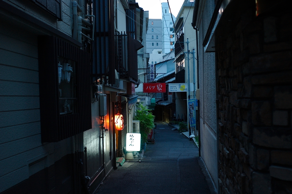 夕暮れの路地