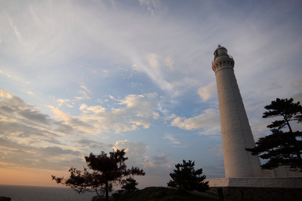 夕暮れの灯台