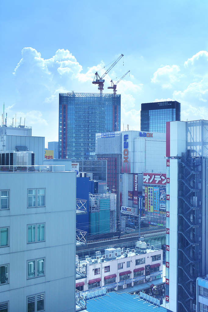 街と夏空と