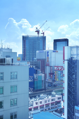 街と夏空と