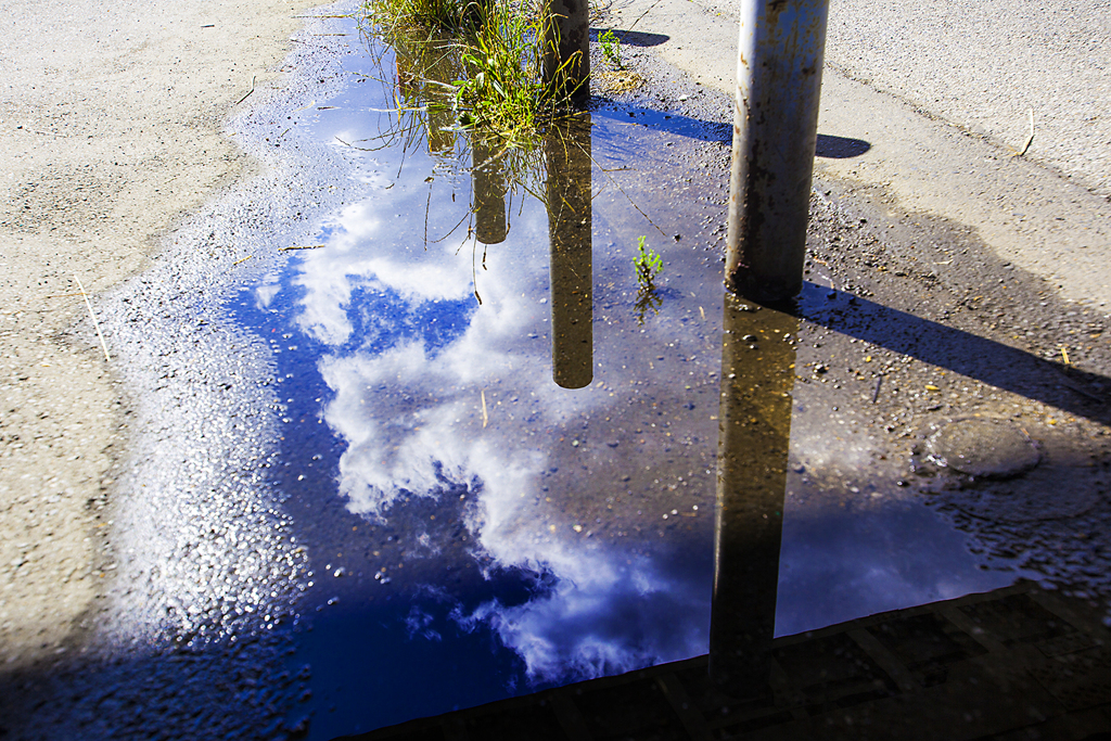 水溜りと空