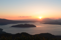 屈斜路湖の朝日