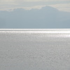 白くグレーに輝くオホーツク海