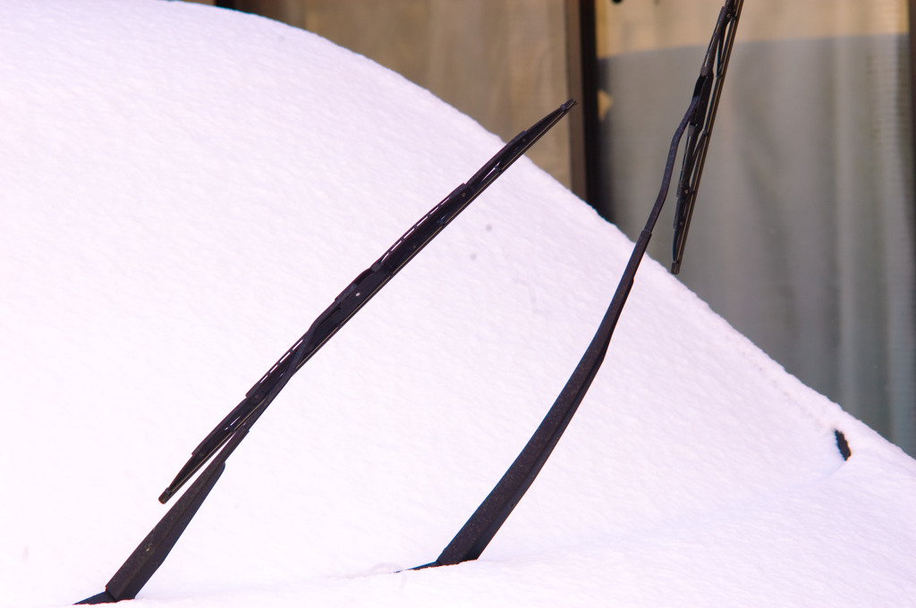 雪が積もりそうならワイパーをはねあげるんですか