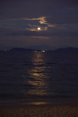 月明かりに照らされる湖面