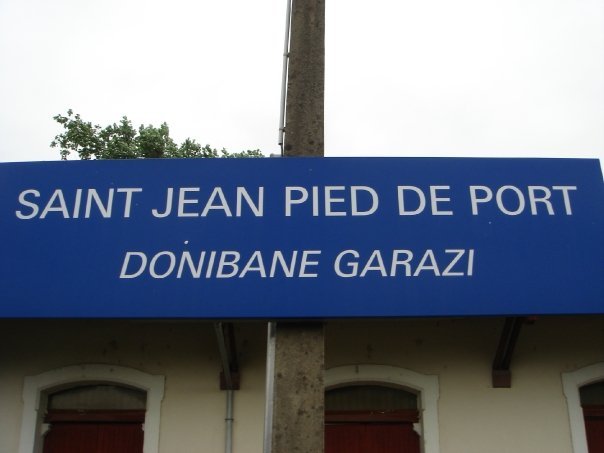上はフランス語、下はバスク語