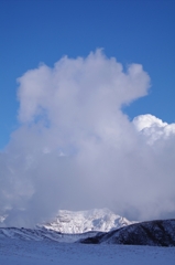 阿蘇　草千里の雪景色と噴煙