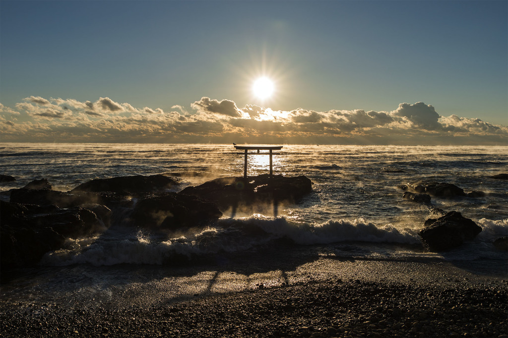神磯鳥居に昇る朝日