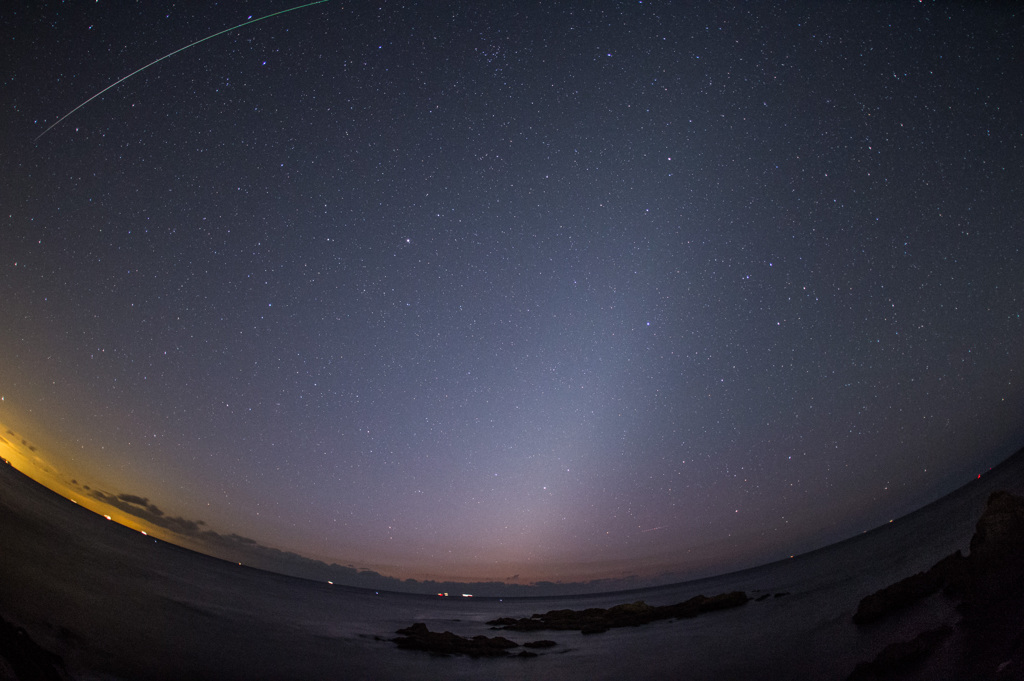 暁の大火球、黄道光にラブジョイ彗星