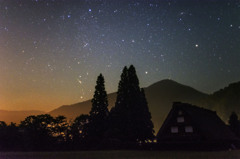 白川郷に落ちる星