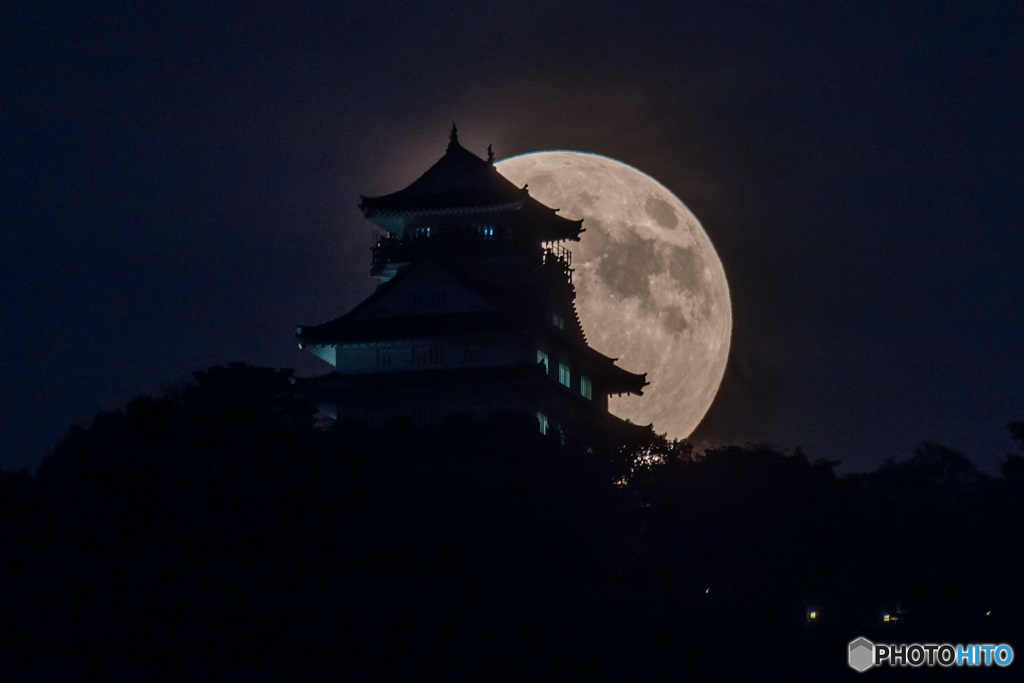岐阜城にかかる名月