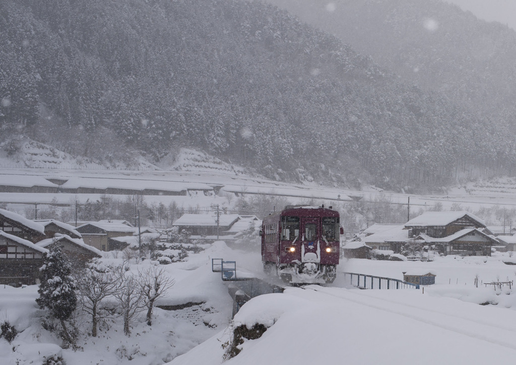 雪煙上げて