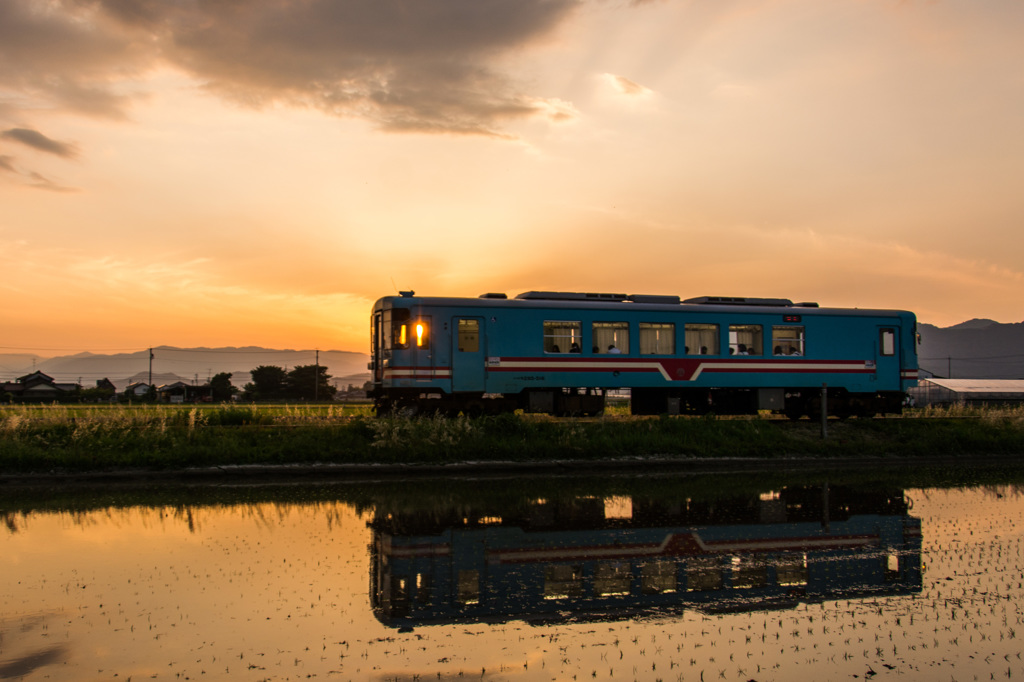 遠き山に夕日は沈む
