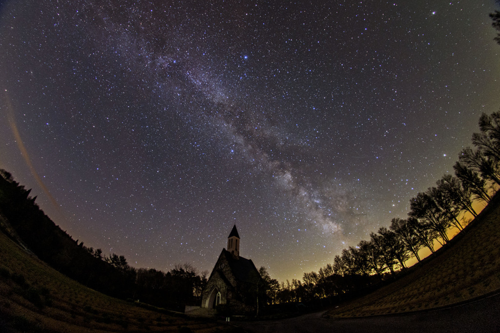 見上げてごらん夜の星を