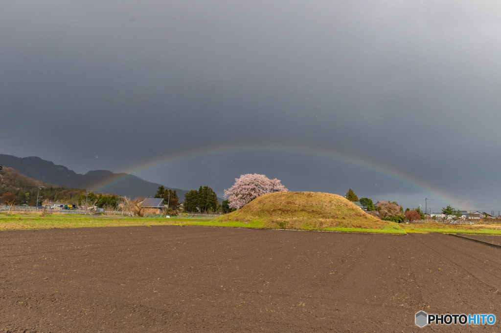 野古墳群にかかる虹