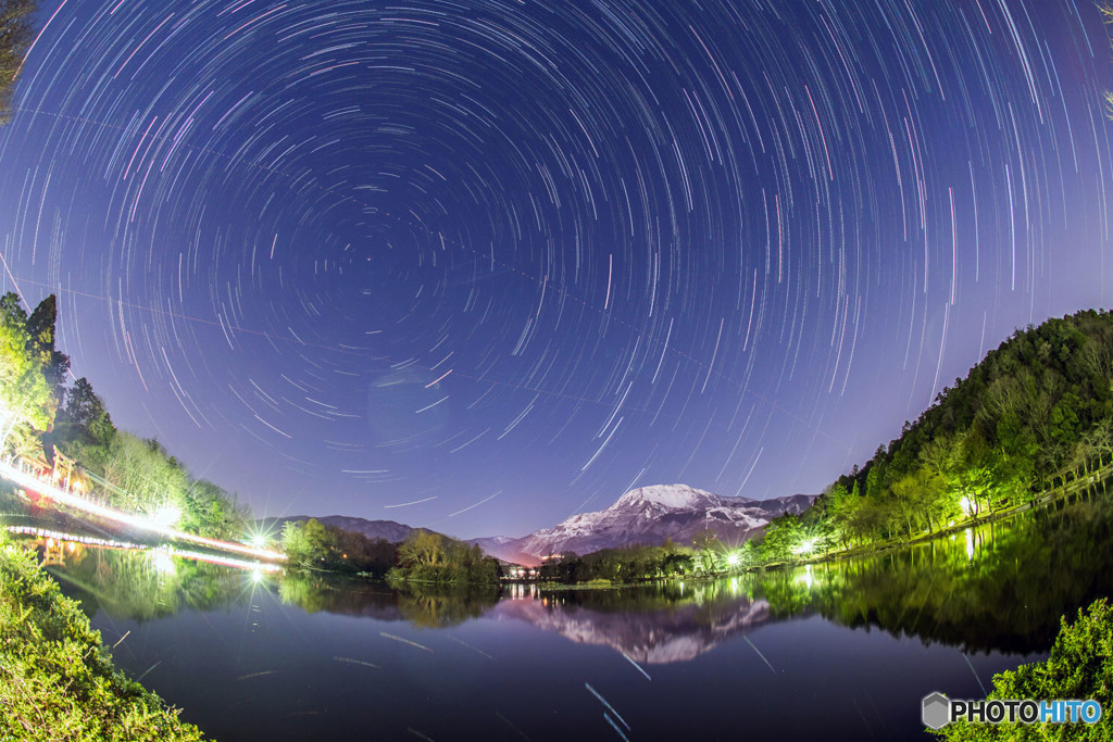 三島池に映る伊吹山と星