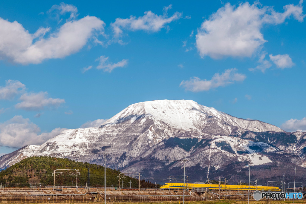 雪の伊吹山と黄色博士