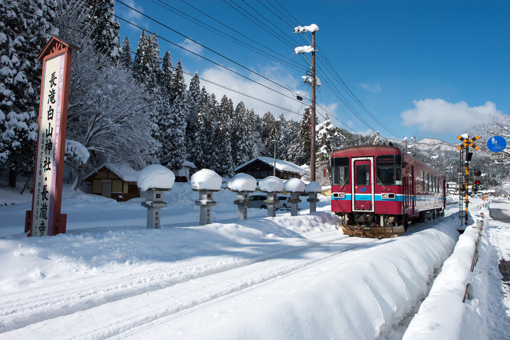 雪の長良川鉄道長滝上り