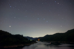 徳山湖に沈む春の星たち