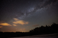 夜明けの天の川と彗星