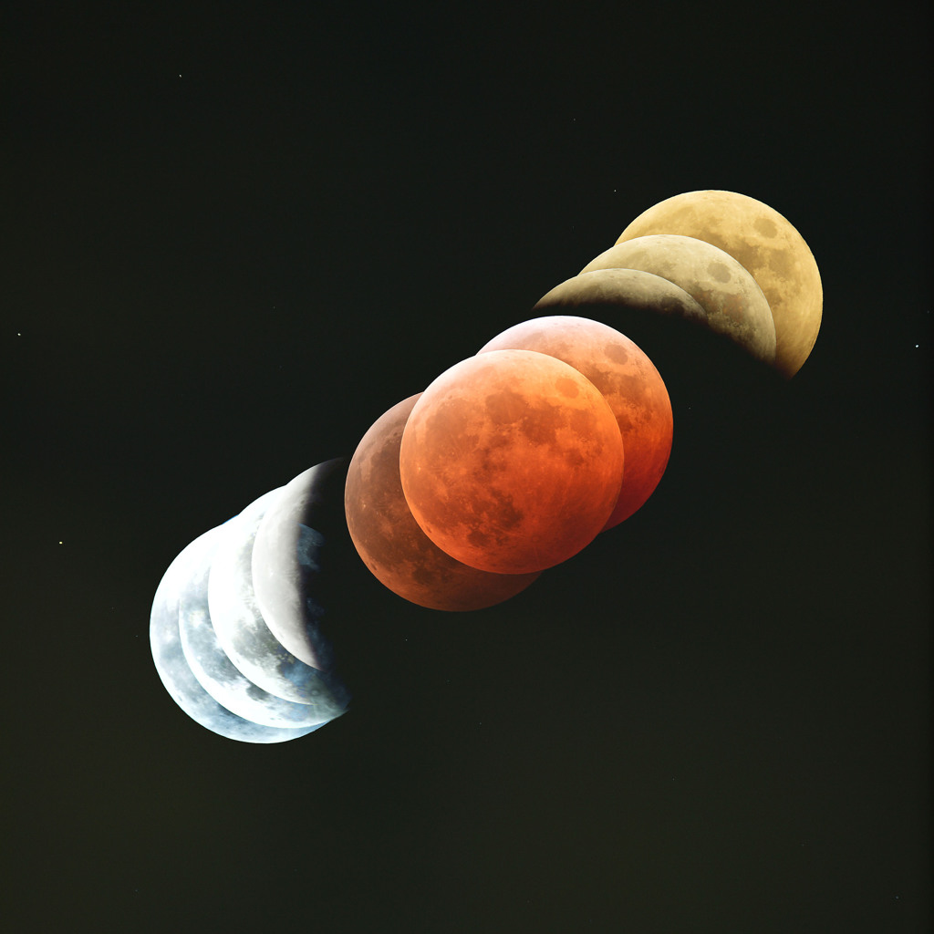 宇宙を飛ぶお月様