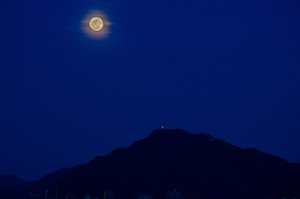 岐阜城に昇る満月