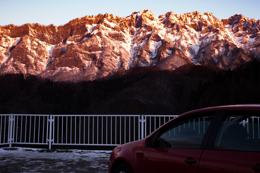 朝焼けの岩山